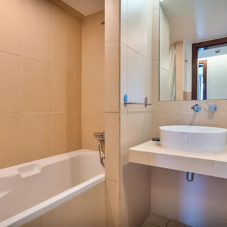 Stylish 2bdr Flat With Pool In Salgados By Lovelystay Appartamento *